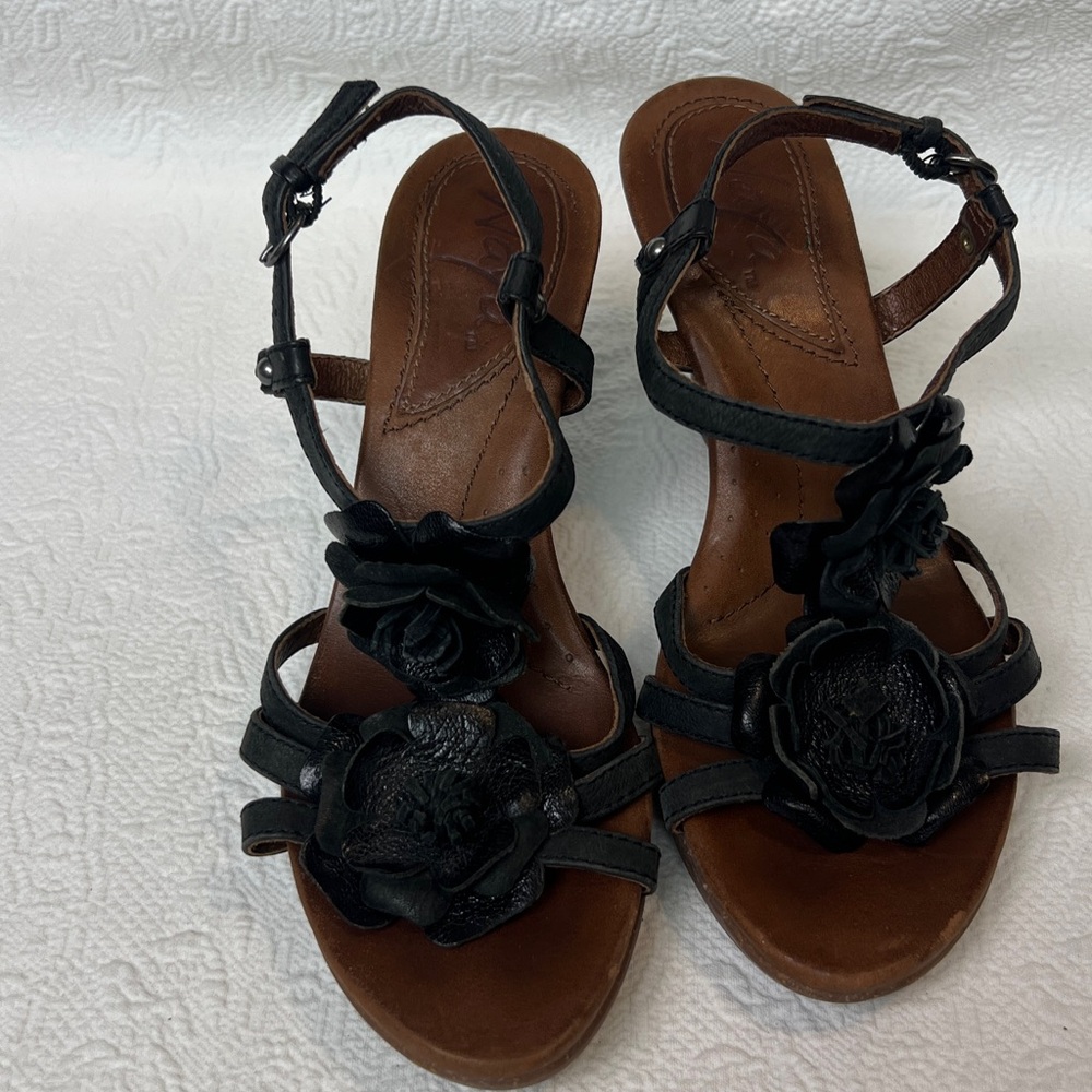 Naya Women's Black Leather Wedge Sandals Size 6.5 Casual Classic